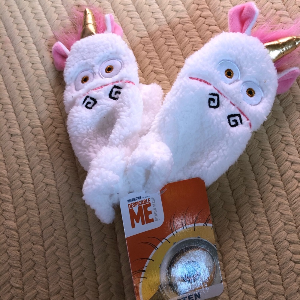 Little girl despicable Me mittens.